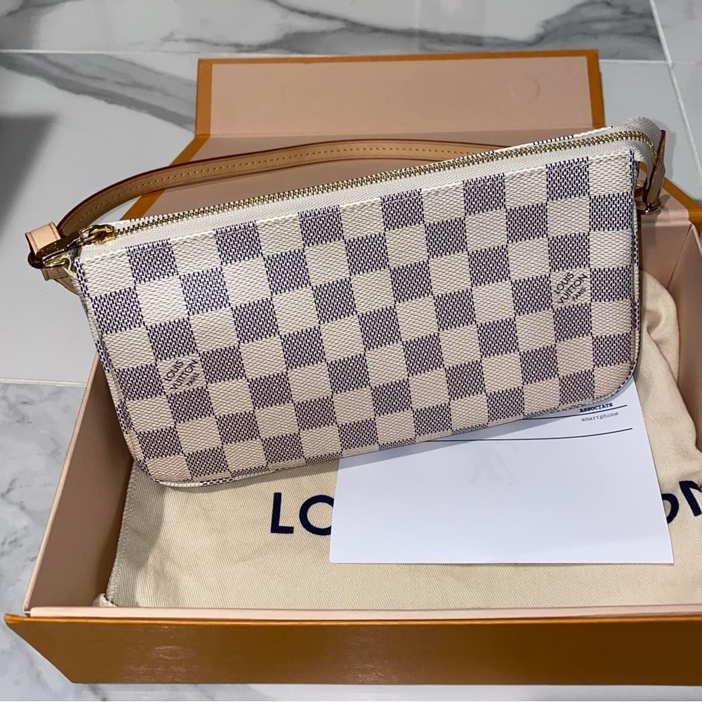 Louis vuitton pochette like new